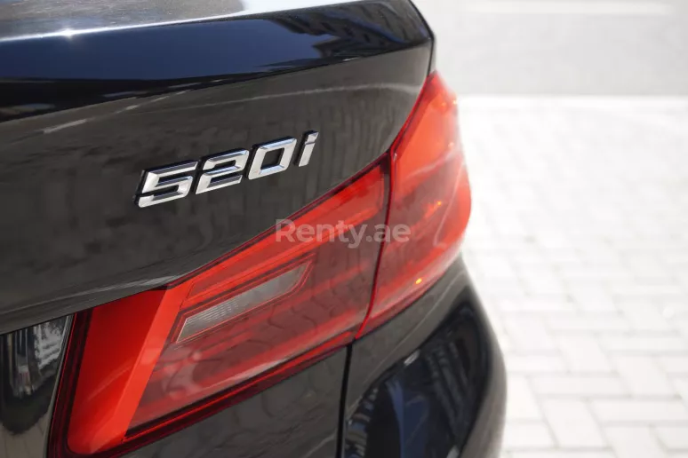 BMW 520I (Negro), 2019 para alquiler en Dub&aacute;i