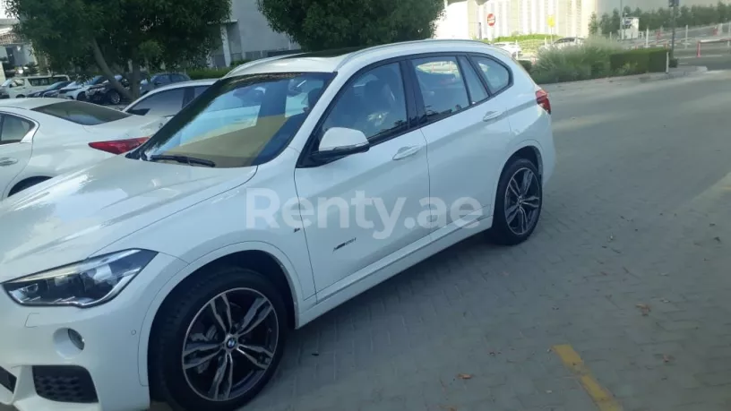 BMW X1 (Белый), 2019 для аренды в Дубай