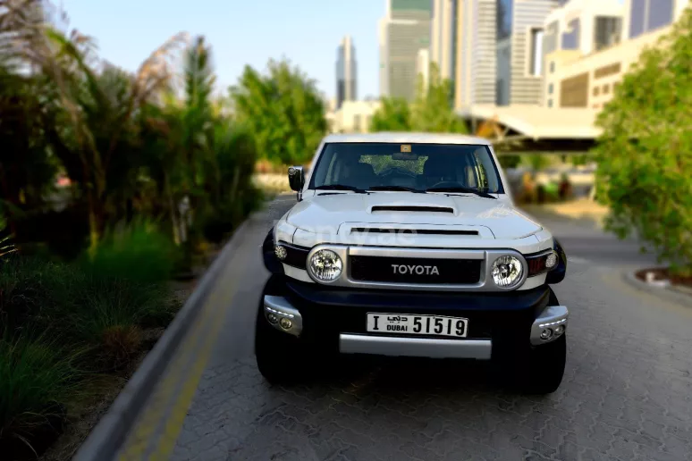 Toyota FJ Cruiser (Blanc), 2015 &agrave; louer &agrave; Duba&iuml;