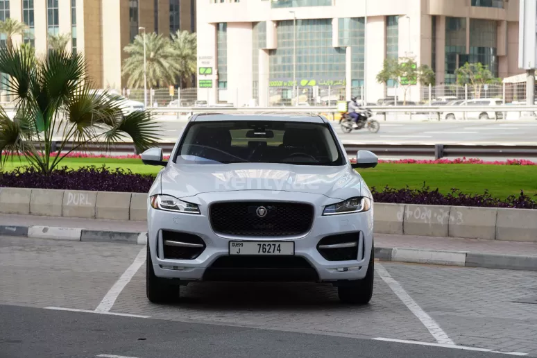在迪拜 租 捷豹F-Pace (白色), 2019