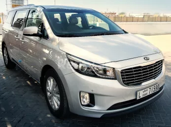 KIA Carnival (Серебро), 2018 для аренды в Дубай