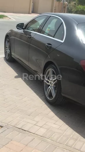 Mercedes E Класс (Черный), 2019 для аренды в Дубай