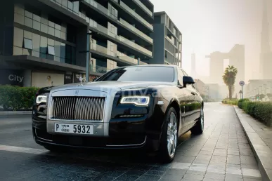Dubai'de kiralık Rolls Royce Ghost Serisi II (Siyah), 2017