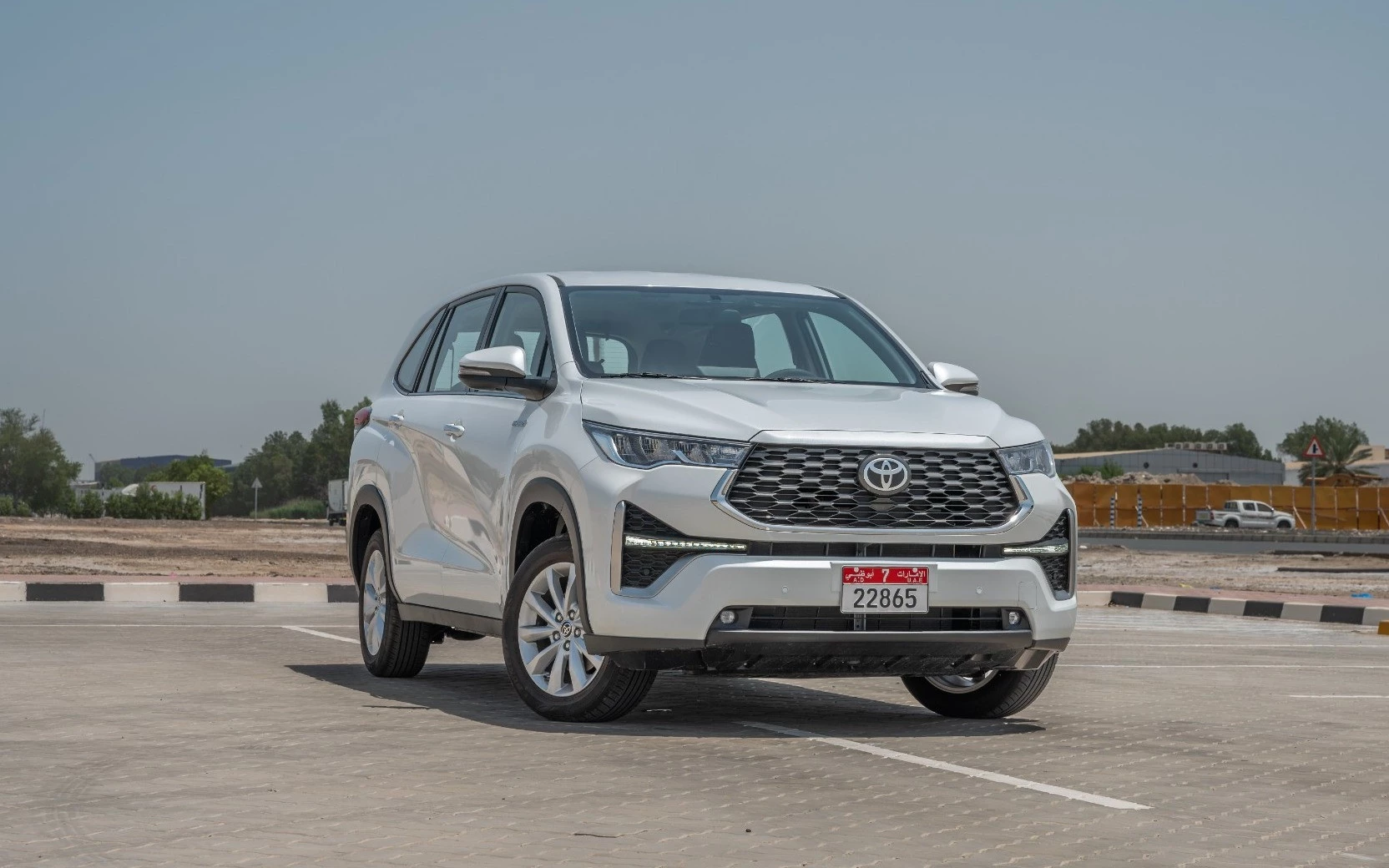 Toyota Innova (Белый)