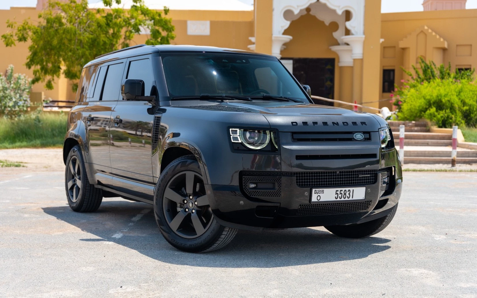Land Rover Defender (Dark Grey)