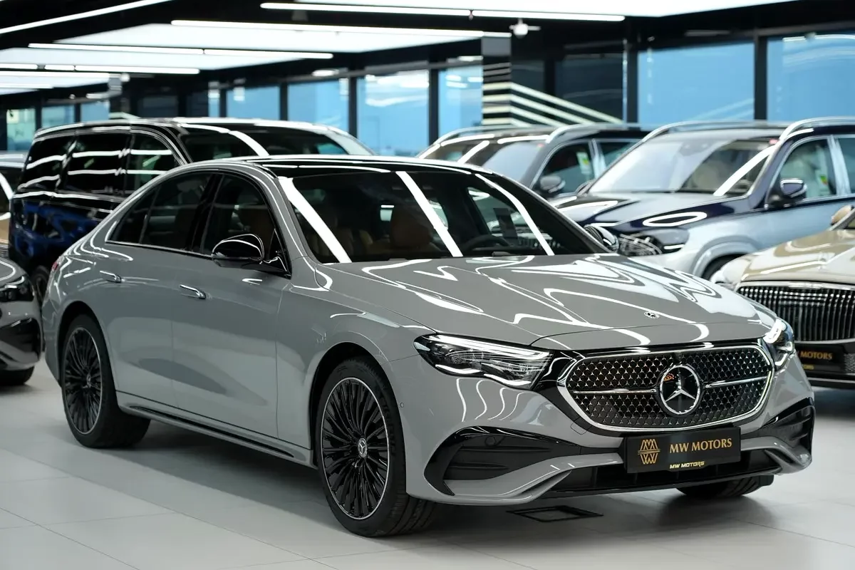 Mercedes E-Klasse (Grau)