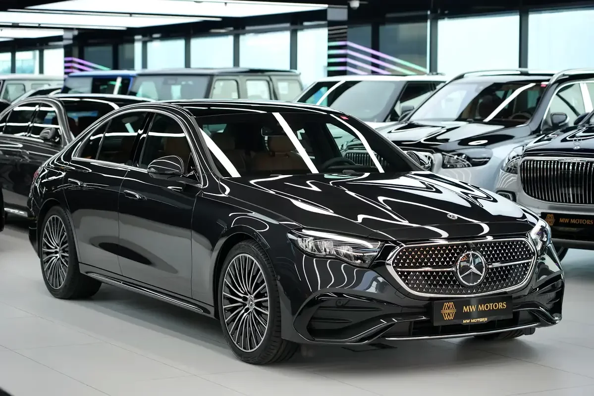 Mercedes E-Klasse (Grau)