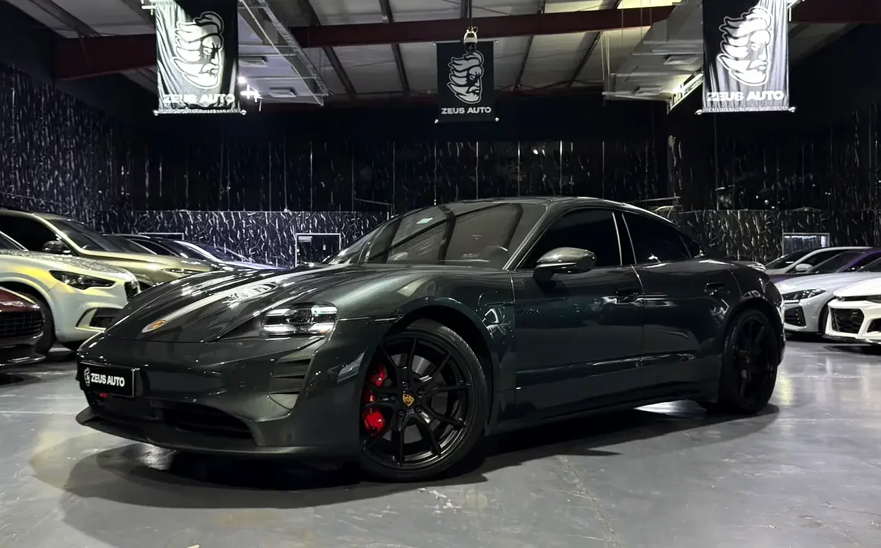Porsche Taycan (Grigio)