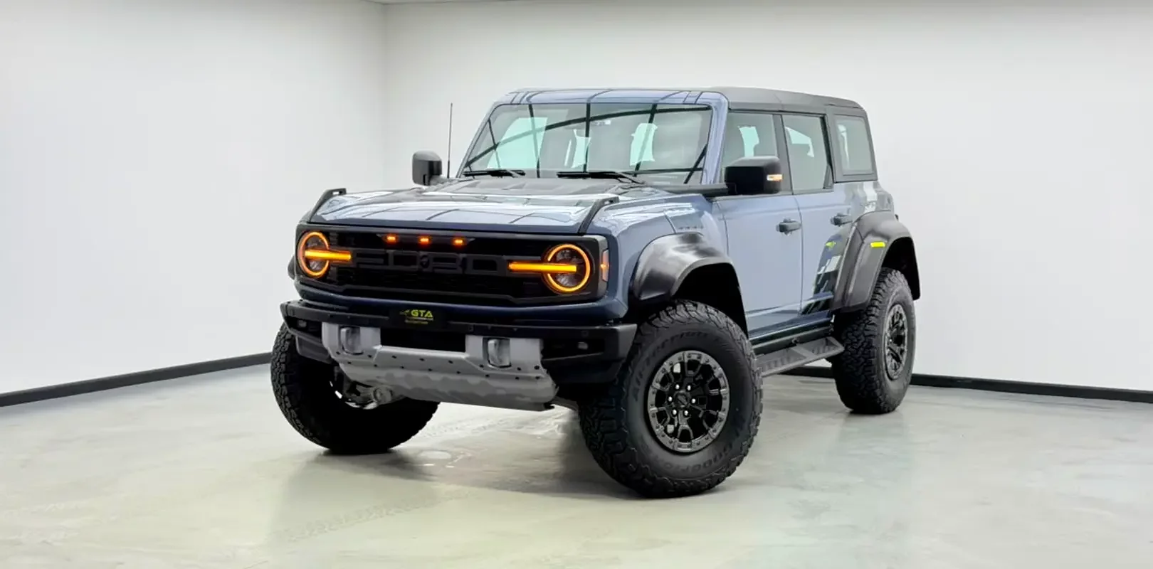 Ford Bronco (Grey)