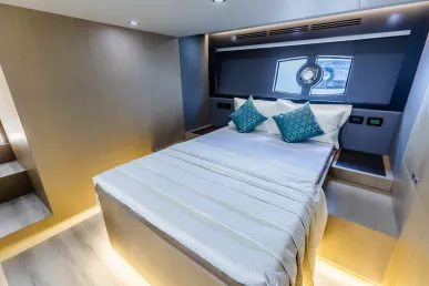 Sky Walker Lee 52 ft (16m) Power boat in Jewel of the Creek for rent in Dubai 12