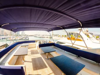 Sky Walker Astra 76 pie (24m) Barco de motor en Dubai Harbour para alquiler en Dubái 7