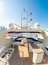 Sky Walker Astra 76 pie (24m) Barco de motor en Dubai Harbour para alquiler en Dubái 9