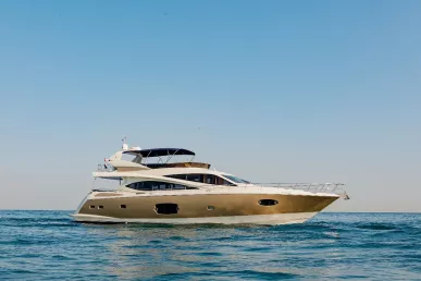 Sky Walker Astra 76 pie (24m) Barco de motor en Dubai Harbour para alquiler en Dubái 4