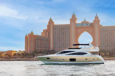 Sky Walker Astra 76 pie (24m) Barco de motor en Dubai Harbour para alquiler en Dubái 3