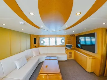 Sky Walker Astra 76 pie (24m) Barco de motor en Dubai Harbour para alquiler en Dubái 11