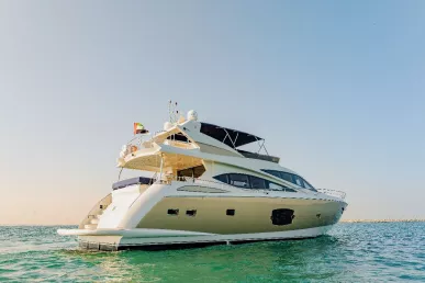 Sky Walker Astra 76 pie (24m) Barco de motor en Dubai Harbour para alquiler en Dubái 2