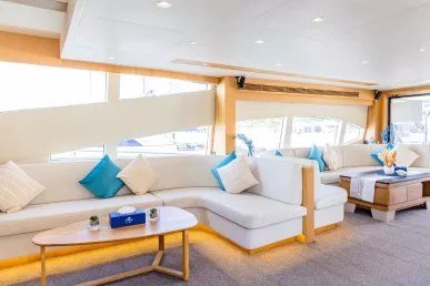 Sky Walker Astra 76 pie (24m) Barco de motor en Dubai Harbour para alquiler en Dubái 16