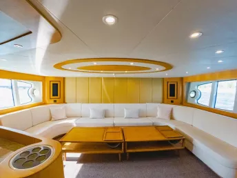 Sky Walker Astra 76 pie (24m) Barco de motor en Dubai Harbour para alquiler en Dubái 18