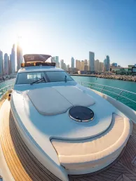 Sky Walker Astra 76 pie (24m) Barco de motor en Dubai Harbour para alquiler en Dubái 1