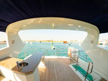 Sky Walker Astra 76 pie (24m) Barco de motor en Dubai Harbour para alquiler en Dubái 12