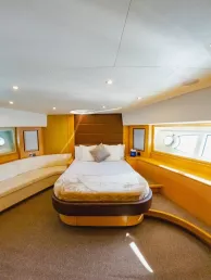Sky Walker Astra 76 pie (24m) Barco de motor en Dubai Harbour para alquiler en Dubái 8