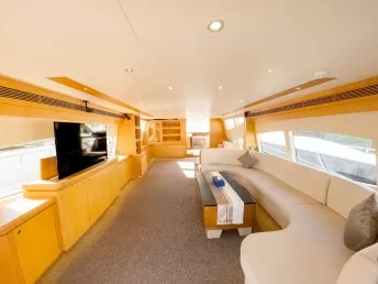 Sky Walker Astra 76 pie (24m) Barco de motor en Dubai Harbour para alquiler en Dubái 17