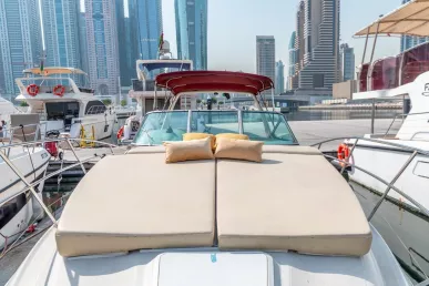 Motorboot Regal 33 ft (11m) in Dubai Harbour te huur in Dubai 3