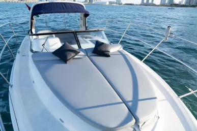 Motorboot Nora 33 ft (11m) in Dubai Harbour te huur in Dubai 3
