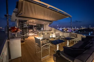 Lady Maya 105 piede (33m) Barca a motore a Dubai Harbour in affitto a Dubai 3