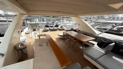 Azimut Satisfaction 88 Fuß (27m) Motorboot in Dubai Harbour  zur Miete in Dubai 9