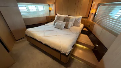 Azimut Satisfaction 88 Fuß (27m) Motorboot in Dubai Harbour  zur Miete in Dubai 17