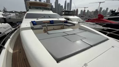 Azimut Satisfaction 88 Fuß (27m) Motorboot in Dubai Harbour  zur Miete in Dubai 10