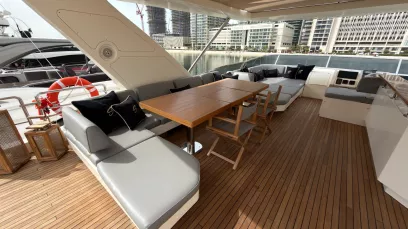 Azimut Satisfaction 88 Fuß (27m) Motorboot in Dubai Harbour  zur Miete in Dubai 4