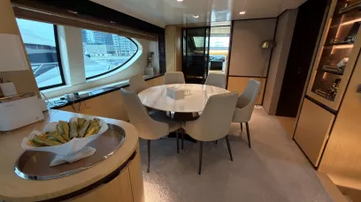 Azimut Satisfaction 88 Fuß (27m) Motorboot in Dubai Harbour  zur Miete in Dubai 20