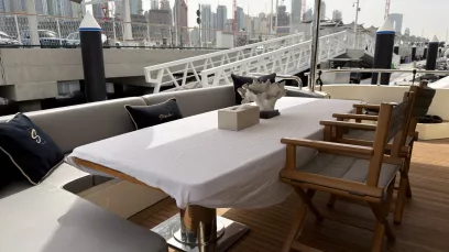 Azimut Satisfaction 88 Fuß (27m) Motorboot in Dubai Harbour  zur Miete in Dubai 1