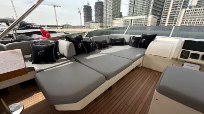 Azimut Satisfaction 88 Fuß (27m) Motorboot in Dubai Harbour  zur Miete in Dubai 6