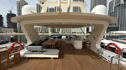 Azimut Satisfaction 88 Fuß (27m) Motorboot in Dubai Harbour  zur Miete in Dubai 3