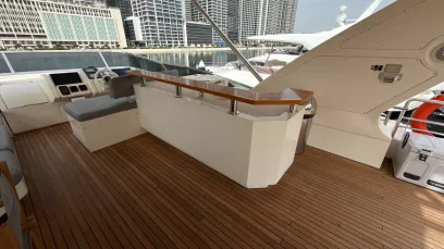 Azimut Satisfaction 88 Fuß (27m) Motorboot in Dubai Harbour  zur Miete in Dubai 5