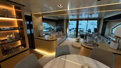 Azimut Satisfaction 88 Fuß (27m) Motorboot in Dubai Harbour  zur Miete in Dubai 11