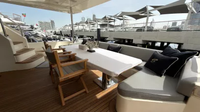 Azimut Satisfaction 88 Fuß (27m) Motorboot in Dubai Harbour  zur Miete in Dubai 2