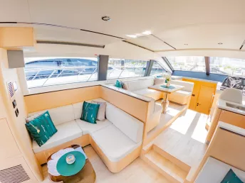 Sky Walker Uno 52 piede (16m) Barca a motore a Dubai Harbour in affitto a Dubai 5