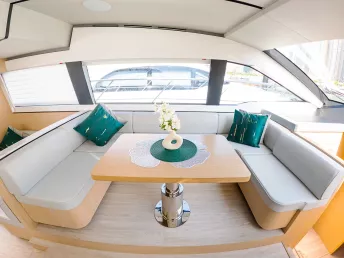 Sky Walker Uno 52 piede (16m) Barca a motore a Dubai Harbour in affitto a Dubai 4