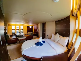 Azimut Sura 68 piede (21m) Barca a motore a Dubai Harbour in affitto a Dubai 6