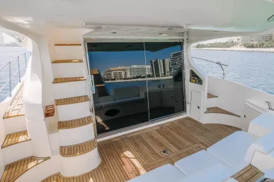 Azimut No Regrets 48 piede (15m) Barca a motore a Dubai Harbour in affitto a Dubai 3