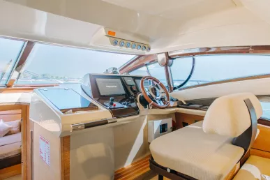 Azimut No Regrets 48 piede (15m) Barca a motore a Dubai Harbour in affitto a Dubai 2