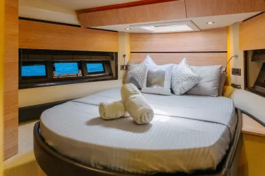 Azimut No Regrets 48 piede (15m) Barca a motore a Dubai Harbour in affitto a Dubai 6