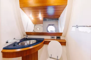 Azimut Candy 50 Fuß (16m) Motorboot in Dubai Harbour  zur Miete in Dubai 5