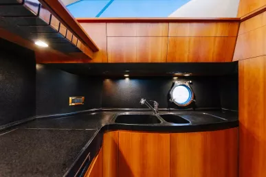 Azimut Candy 50 Fuß (16m) Motorboot in Dubai Harbour  zur Miete in Dubai 8