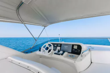 Azimut 8ofUs 55 Fuß (17m) Motorboot in Dubai Harbour  zur Miete in Dubai 1