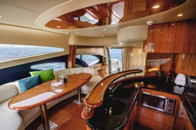 Azimut Lucky Star 62 piede (19m) Barca a motore a Dubai Harbour in affitto a Dubai 6